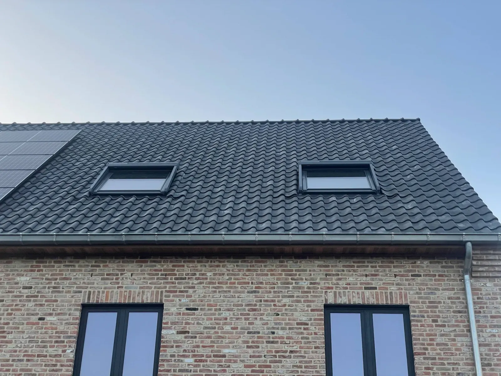 Hellend dak isoleren